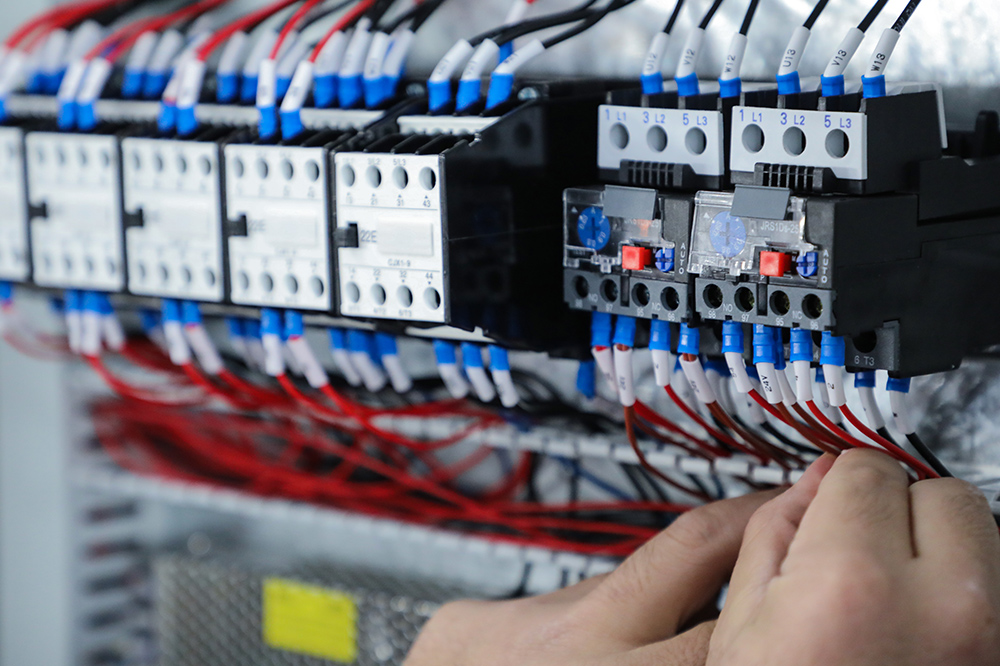 常用的萬能式斷路器的結(jié)構(gòu)、區(qū)別和工作原理